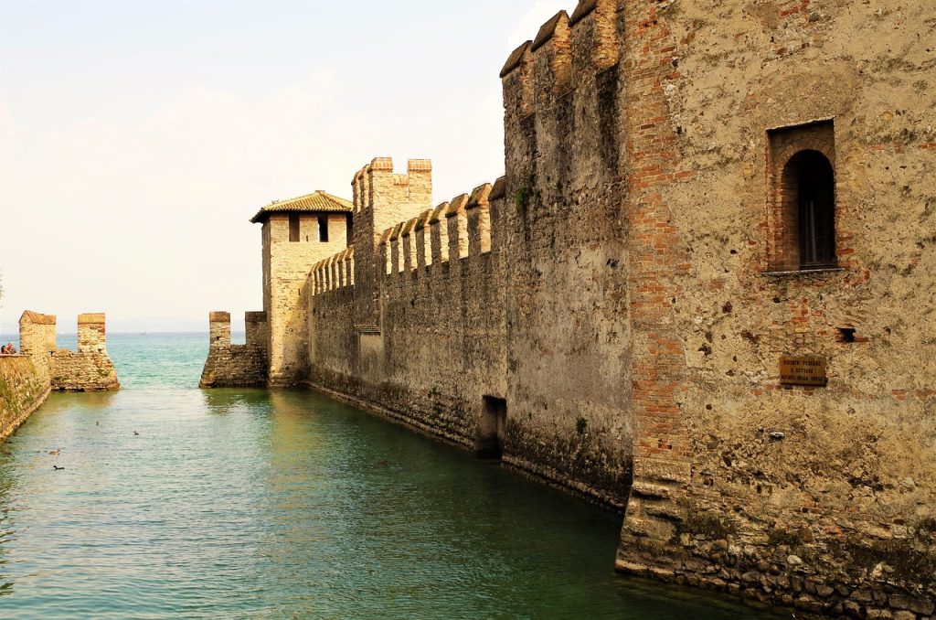 Particolare delle mura del castello di Sirmione sul lago di Garda, in Italia, lambite dall'acqua