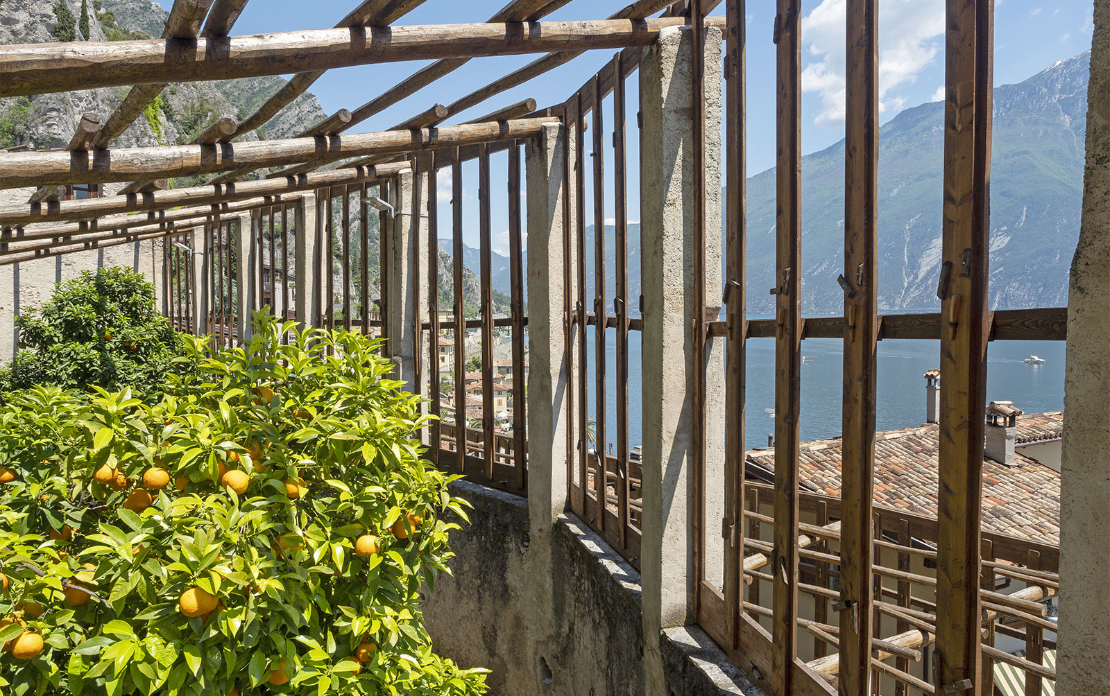 Tipiche achitetture rurali a terrazzamento per la coltivazione dei limoni sul lago di Garda in Italia