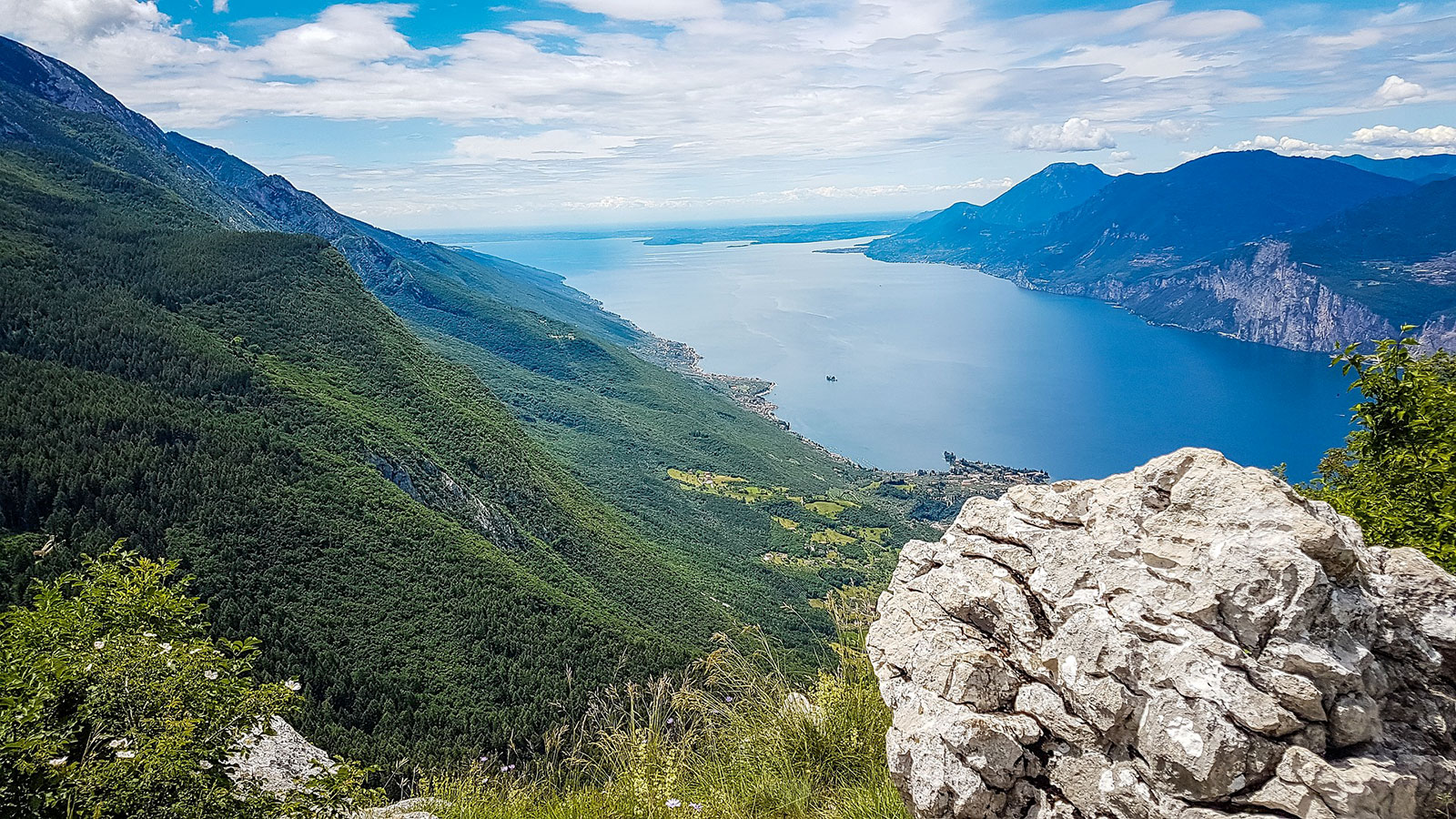 Veduta della sponda veronese del Lago di Garda da un rilievo alpino