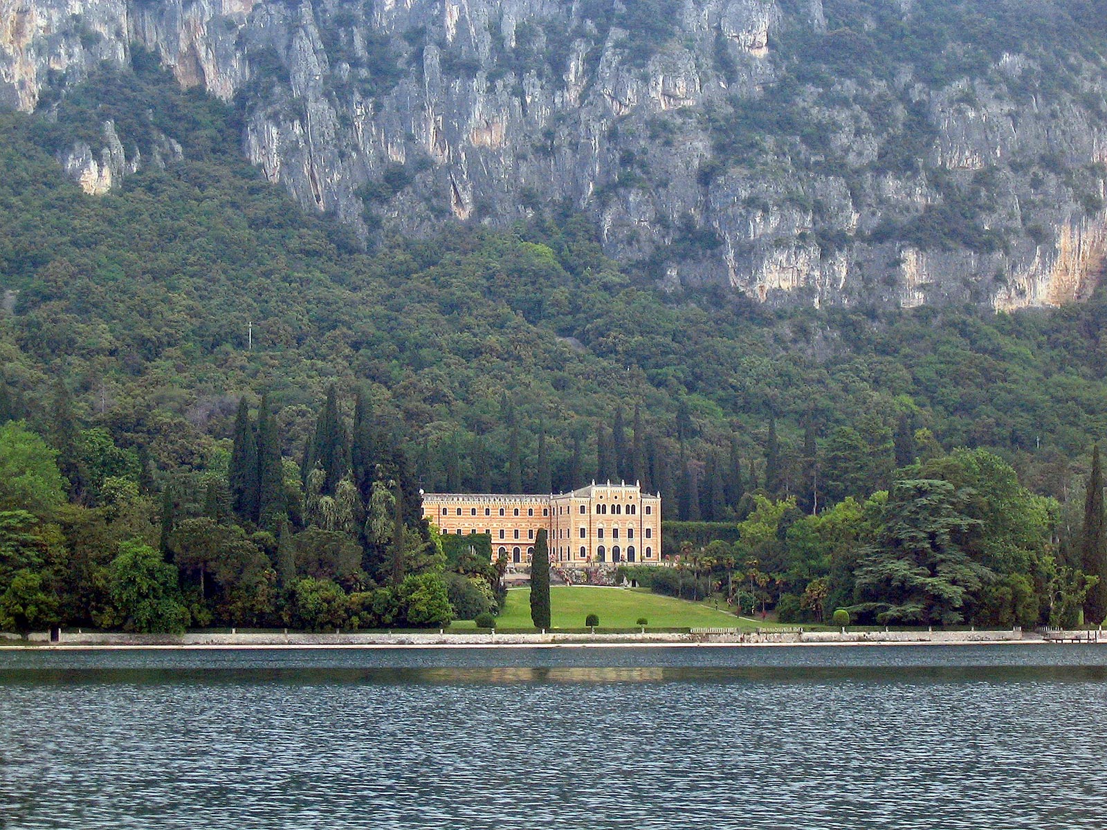 Antica villa castello affacciata sulle sponde del lago di Garda in Italia