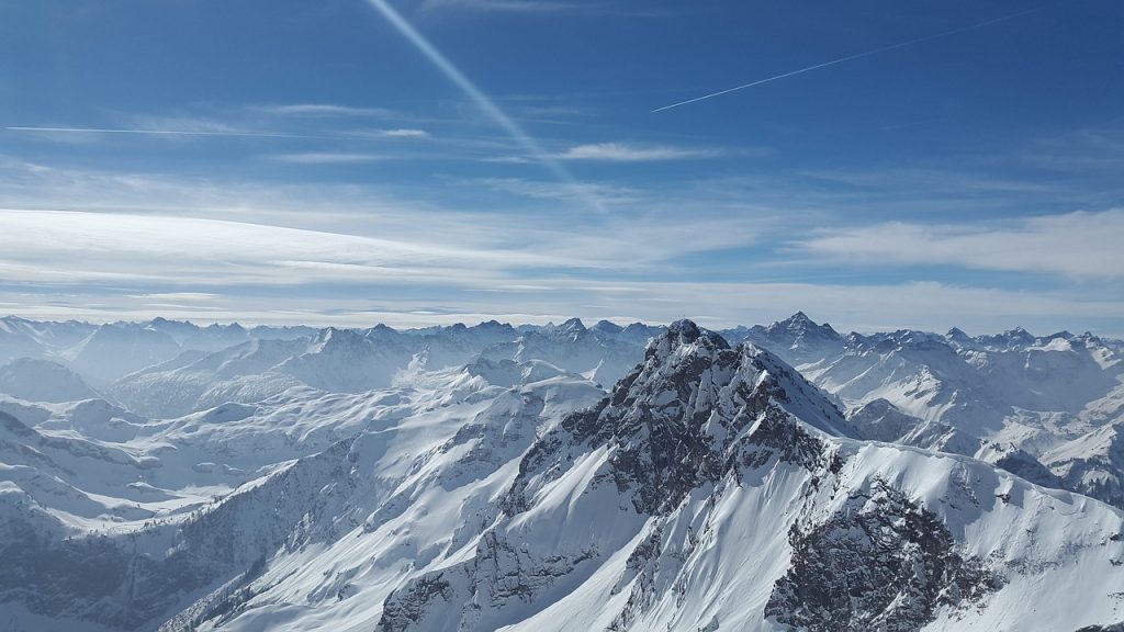 Veduta invernale delle Dolomiti, vette alpine italiane