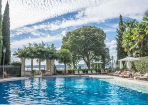 Piscina a sfioro in villa italiana antica sul Lago di Garda